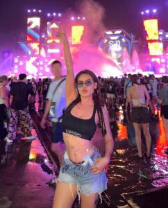 ปลายฟ้า วราหะ